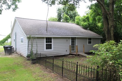 311 N Lee St, Alvin, TX 77511 - photo 2