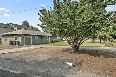 907 Beall Ln, Central Point, OR 97502 - photo 3