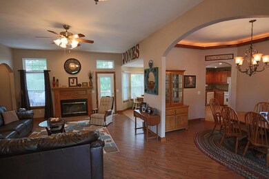 Living Room w Fireplace