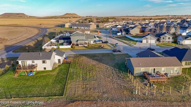 1727 Yellowstone Cir, Dickinson, ND 58601 - photo 3