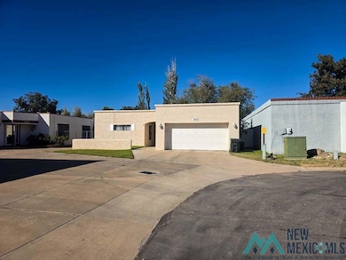 809 Colonial Ct, Carlsbad, NM 88220 - photo 2