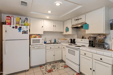 2119 E Kirkland Ln-large-009-013-Kitchen