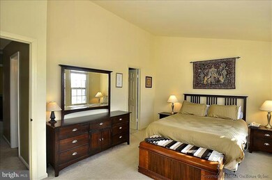 13322 Foxhole Dr, Fairfax, VA 22033 - photo 2