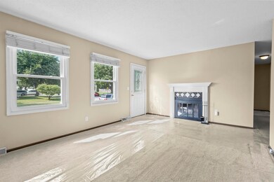 1431 Edgewood Dr, Waterloo, IA 50701 - photo 5