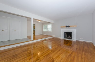 1413 Swallow St, Naperville, IL 60565 - photo 4