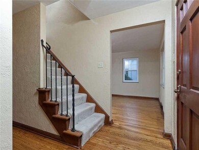 Entry/Foyer.
