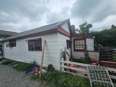 422 Sedgefield St, Bristol, VA 24201 - photo 2