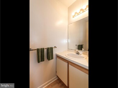 40 Lauren Ct unit 214, Levittown, PA 19057 - photo 4