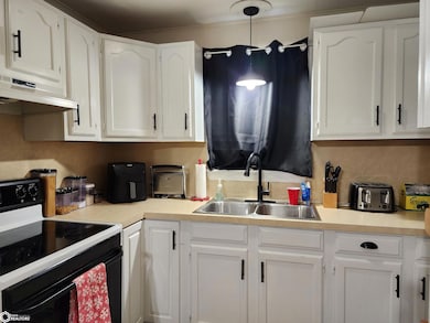 Darling little kitchen!