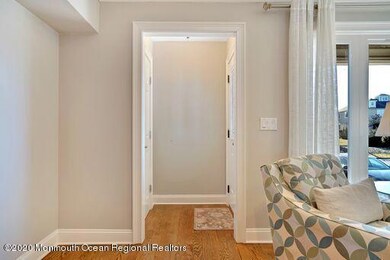 25 Meadow AVe-Foyer