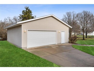 Calling all Garage Enthusiasts! 28'x30' Garage/Sho