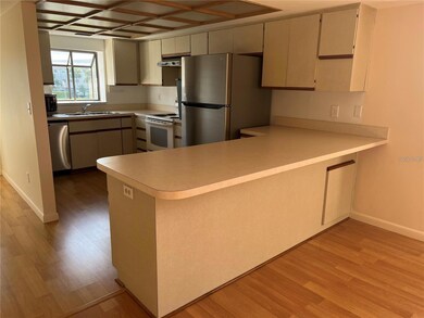 Kitchen with Breakfast bar