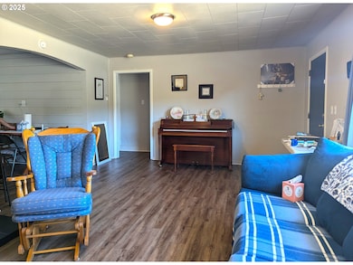 47564 School St, Oakridge, OR 97463 - photo 4