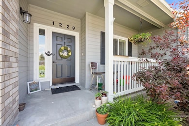 Property entrance with a porch