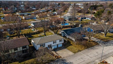 110 Crestwood Dr, Lincoln, IL 62656 - photo 2