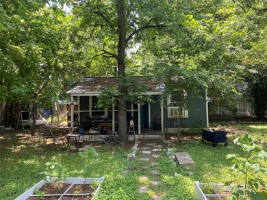 View of front facade featuring a garden