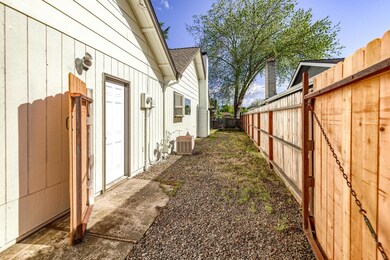 610 Hopkins Rd, Central Point, OR 97502 - photo 6