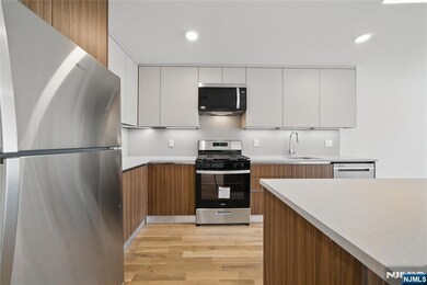 11 W Railroad Ave unit 5, Tenafly, NJ 07670 - photo 2