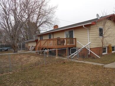 Backyard and Deck<|><|>