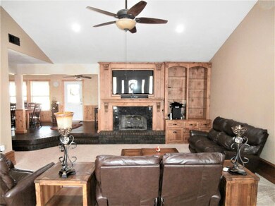 250 Meadow Brook Ct, Springtown, TX 76082 - photo 2