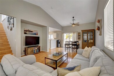 Median Niche, Laminate Flooring & Vaulted Ceiling