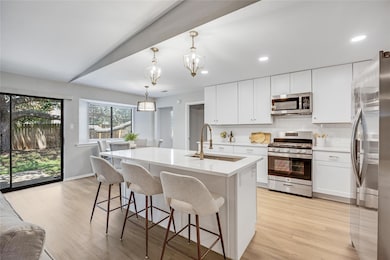 Kitchen with appliances with stainless steel fini