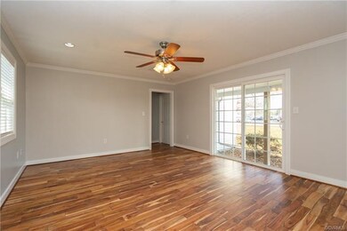 Spacious Living Room w/Recessed Lighting!!