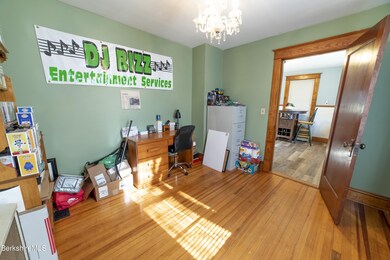 Den/ Bedroom