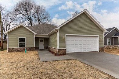 301 Myrtle St, Jeffersonville, IN 47130 - photo 2