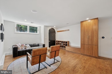 283 Locust St, Philadelphia, PA 19106 - photo 2