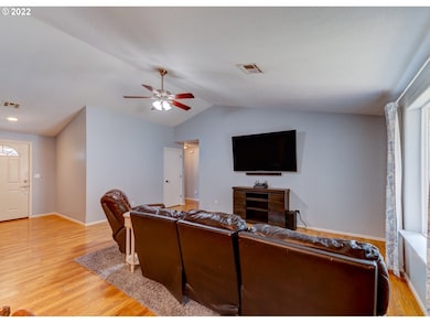 Living Room/Entrance