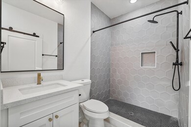 Modern en suite with stand-up shower and neutral f