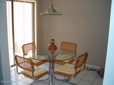BRIGHT BREAKFAST ROOM