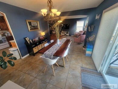 GIGANTIC DINING ROOM!