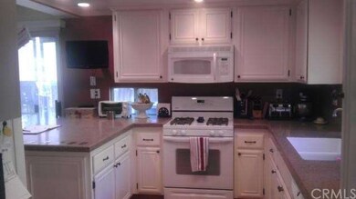 Wonderful kitchen area! Recessed lights, upgraded 