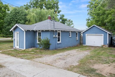 638 W Sycamore St, Wayland, MI 49348 - photo 2