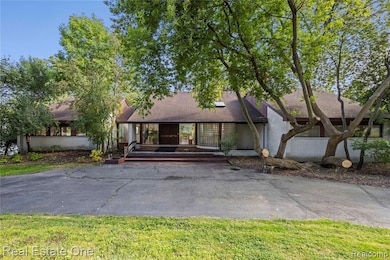 2276 Shore Hill Dr, West Bloomfield, MI 48323 - photo 5