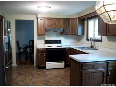 1075 Bowen Dr E, North Tonawanda, NY 14120 - photo 4