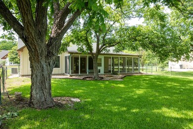 415 N Acorn St, Fredericksburg, TX 78624 - photo 3