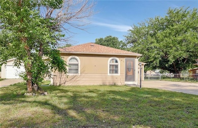 141 N Tracy St, Wichita, KS 67212 - photo 4