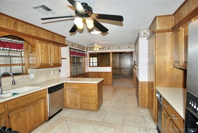 2317 Chapel Hill Ct, Bartlesville, OK 74006 - photo 2