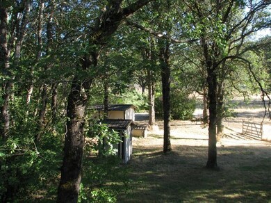 10243 Blackwell Rd, Central Point, OR 97502 - photo 4