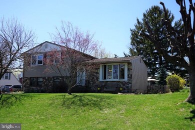 425 Macoby St, Pennsburg, PA 18073 - photo 2