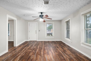 209 N Sycamore St, Tomball, TX 77375 - photo 6