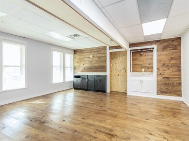 Nice open living area with built-ins