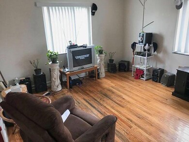81nHampton_livingroom