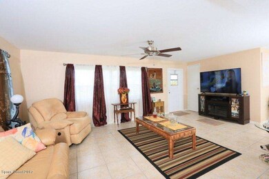 937 Fir - Living Room - View 4