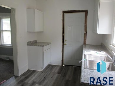 1907 W 6th St, Sioux City, IA 51103 - photo 3