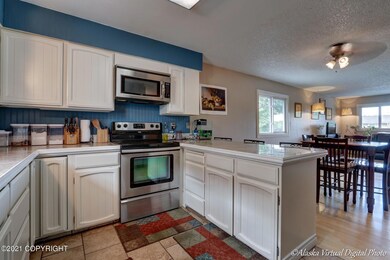 Kitchen with breakfast bar
