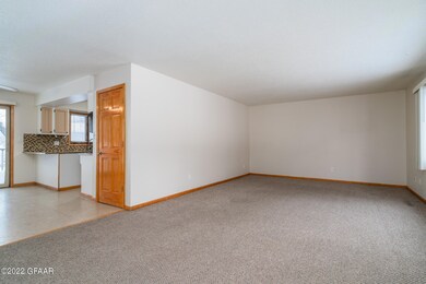 2407 9th Ave S, Grand Forks, ND 58201 - photo 5